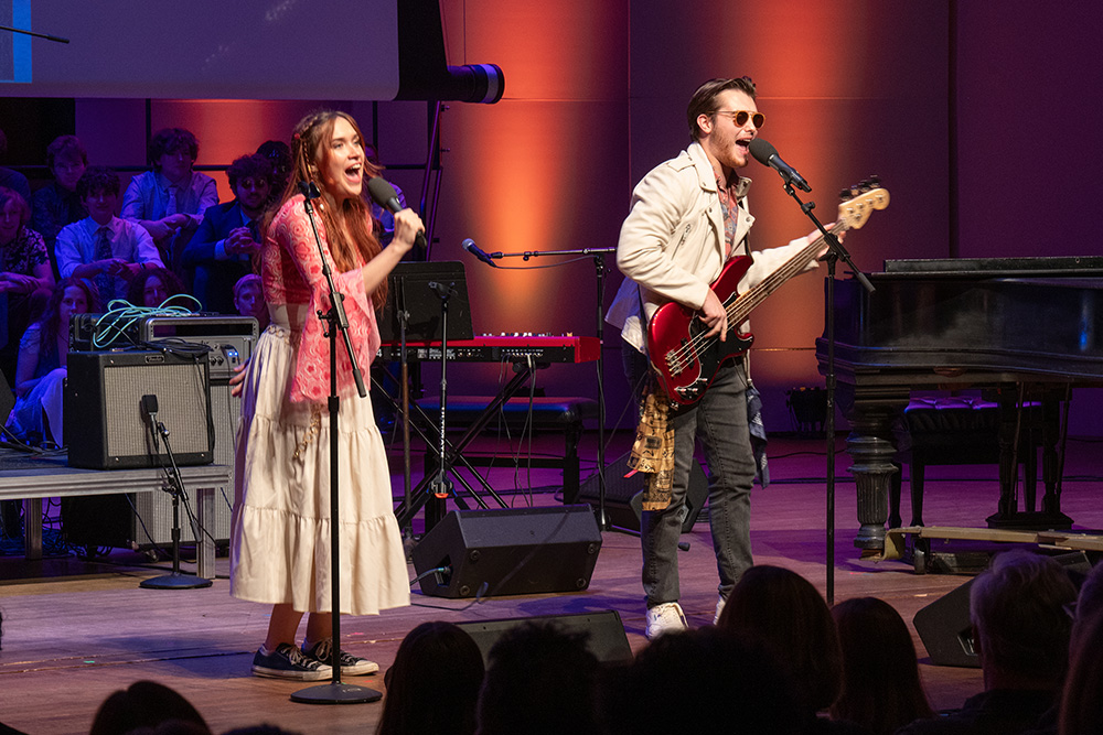 Alex Ciardullo ’25 and Julia Henslee ’26, part of the band Green Eggs and Sam, perform “Ballroom Blitz” by The Sweet at Skidmania ’74.