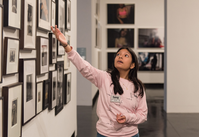Chiara Garcia-Ugarte ’25 gives a tour as a Tang guide