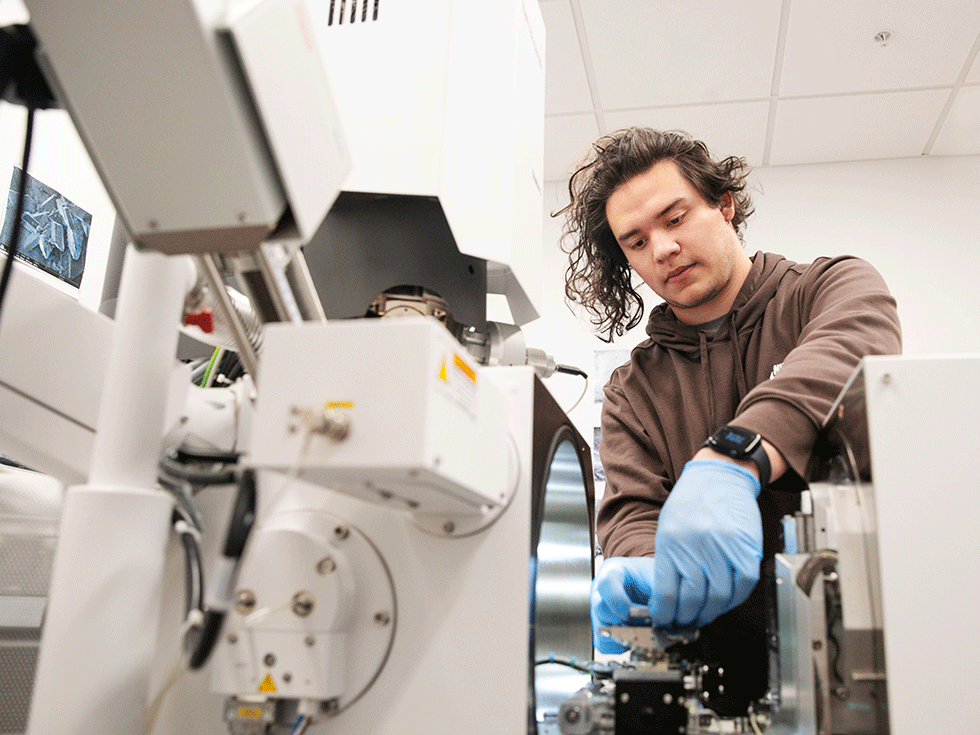 Skidmore College student Leo Parra ’24, an anthropology and chemistry double major, works on research in the SMIC Lab in the Billie Tisch Center for Integrated Sciences