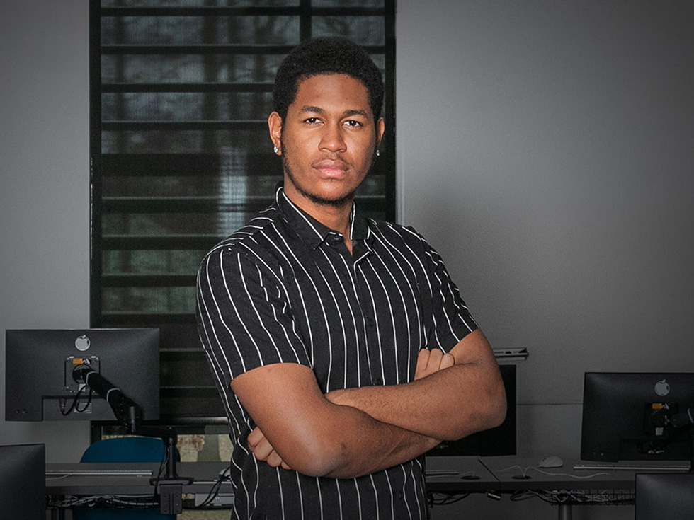 Skidmore student Giovanni Peyo '24 in computer lab
