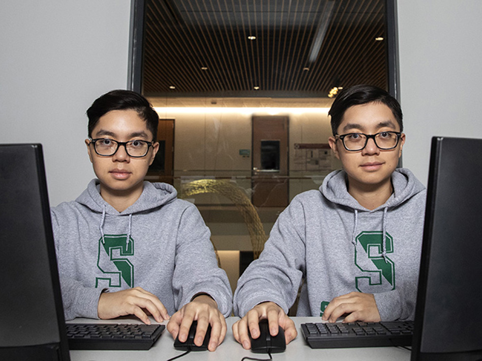 Quinn Tran ’27 (left) and Sammy Tran ’27 (right), both computer science majors, in a computer lab in Skidmore's Billie Tisch Center for Integrated Sciences.