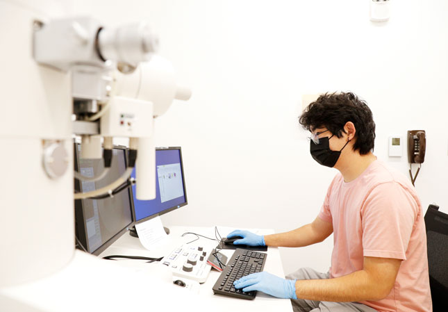 Haru Kato ’24 works in a SMIC lab