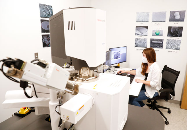 Kaylee Bagdan ’24 works in a SMMIC lab