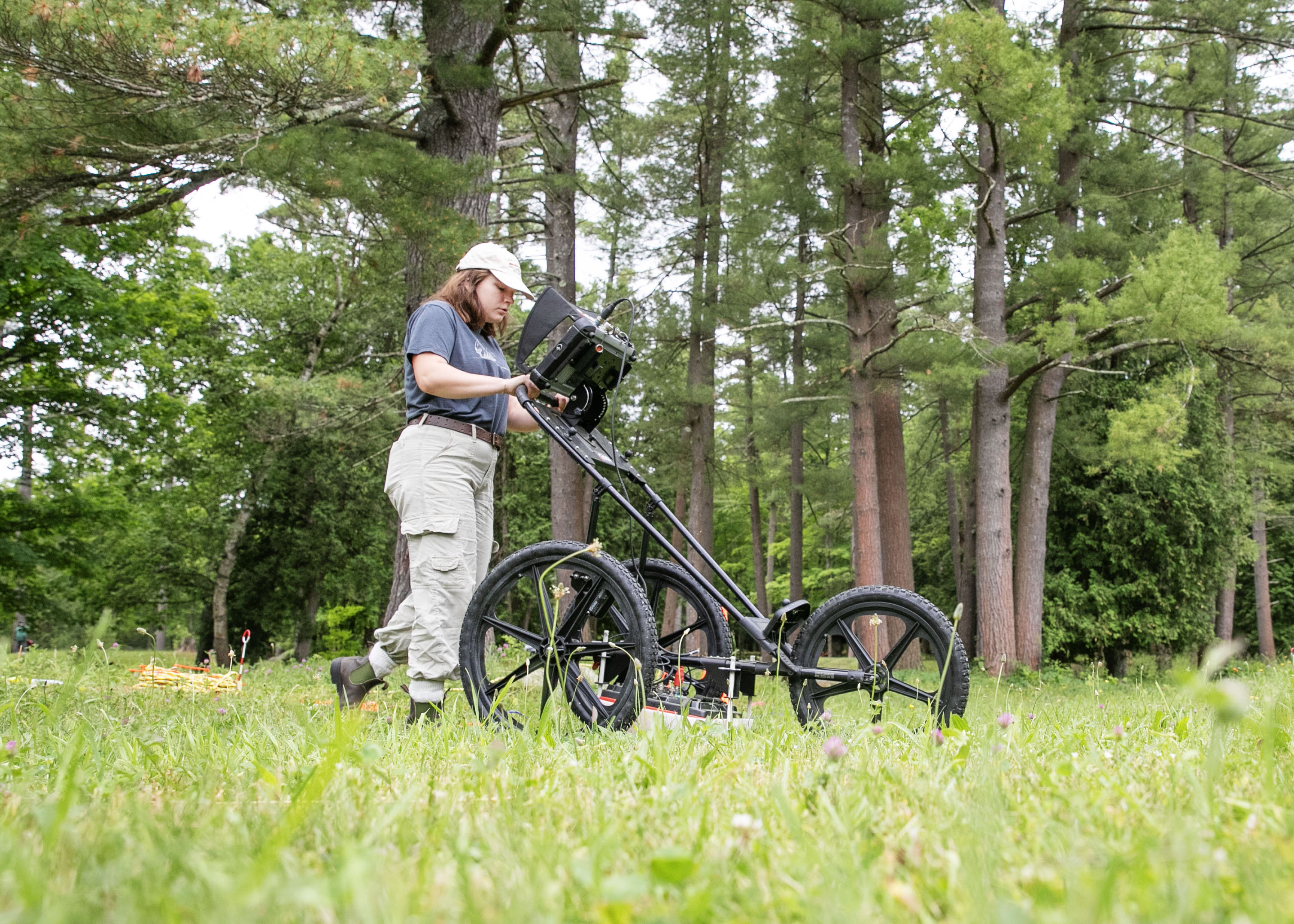 Lily Whelden ’25 uses the GPR to map underground anomalies at the study site.
