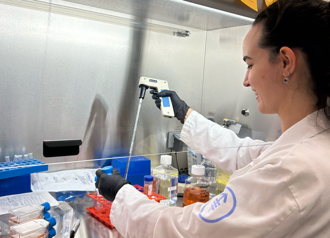 Adriana Cuibus '24 conducts lab work at Memorial Sloan Kettering Cancer Center
