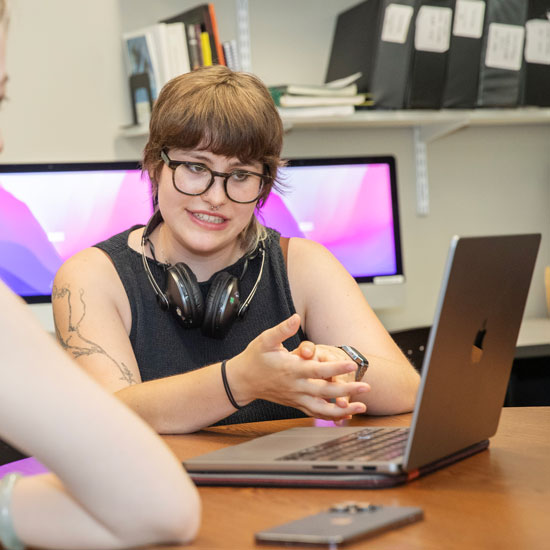 Professor+Xiaoshuo+Hou+with+Weiqi+Tao+%E2%80%9926+and+Della+Huntley+%E2%80%9926